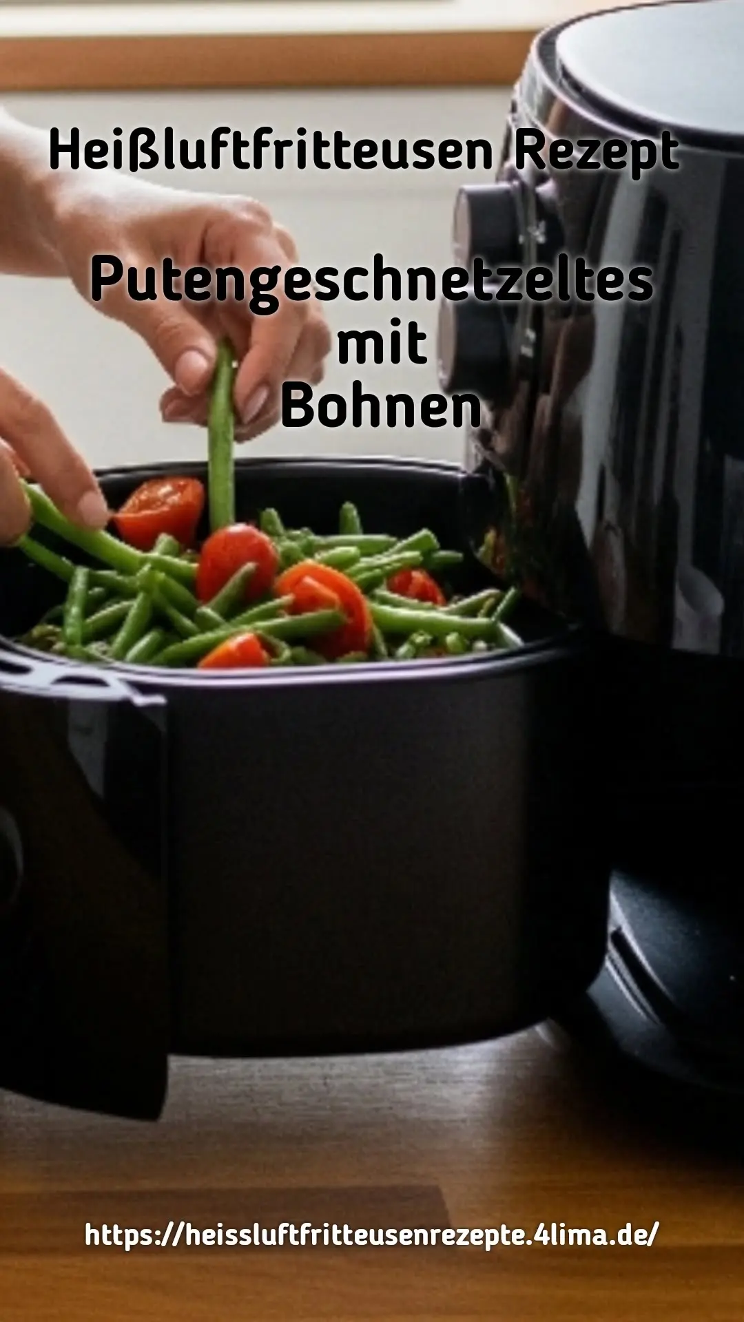 Draufsicht auf das fertige Putengeschnetzelte mit buntem Gemüse in der Heißluftfritteuse