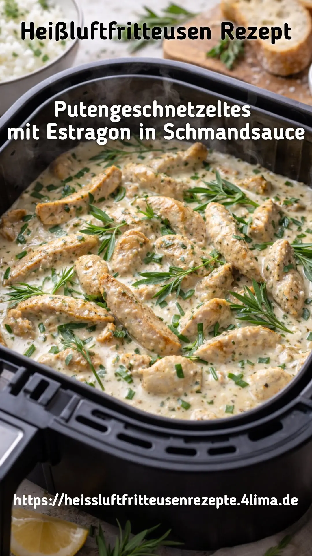 Draufsicht auf fertig zubereitetes Putengeschnetzeltes mit Kräutern