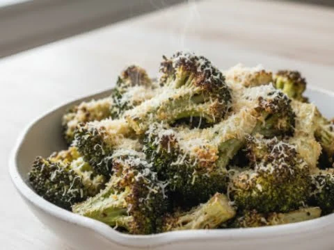 Knuspriger Brokkoli aus der Heißluftfritteuse mit Sesam