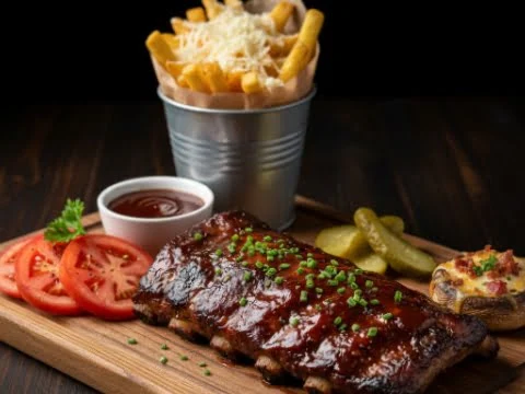 Saftiger Kräuter-Lammbraten aufgeschnitten auf einem Teller, fertig angerichtet mit frischen Kräutern