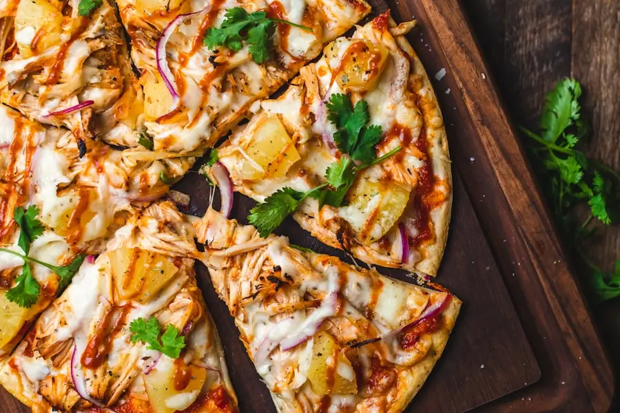 Eine Pizza belegt mit Ananas, Zwiebeln und Koriander - Airfryer-Tipps und Geheimnisse für perfekte Ergebnisse – Temperatur, Vorheizen, Ölmenge