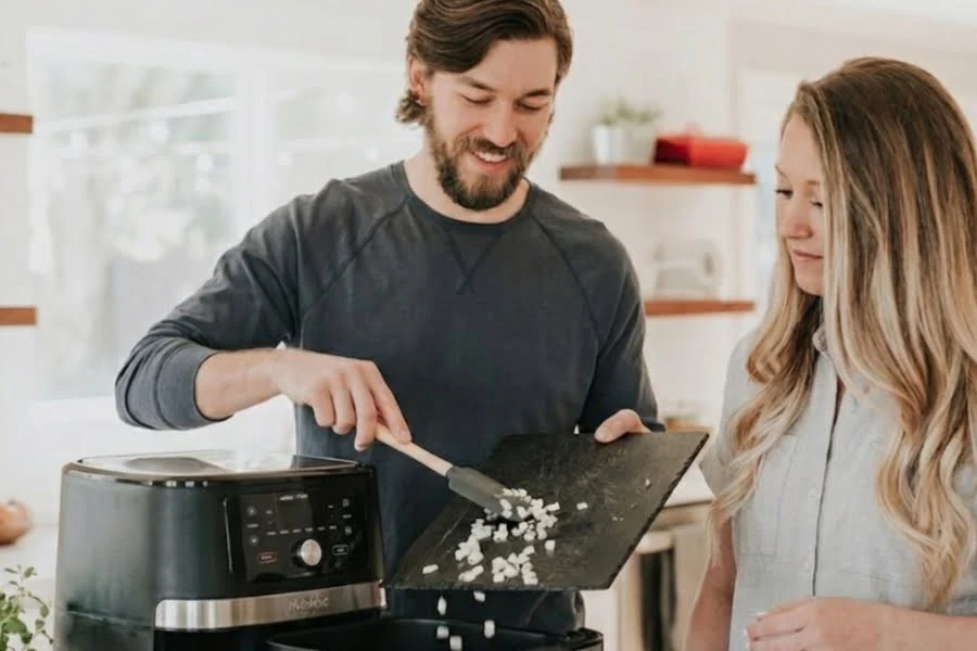Hobby-Koch bereitet ein Rezept in der Heißluftfritteuse zu – frisch und gesund