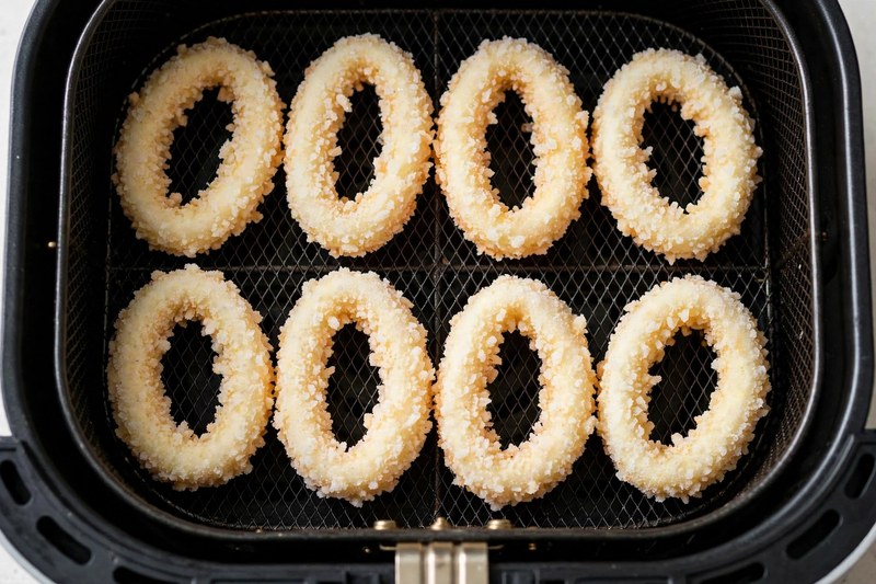 TK-Tintenfischringe einzeln im Airfryer-Korb vor dem Garen