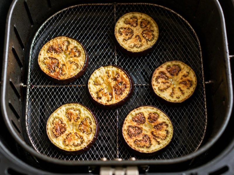 Auberginen-Scheiben garen im Airfryer-Korb bei 195 °C