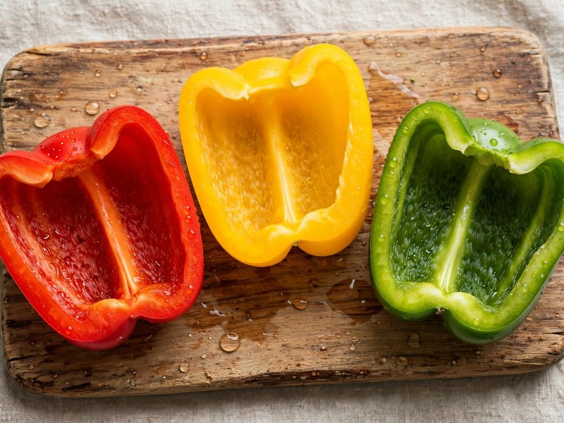 Paprika wird halbiert und entkernt